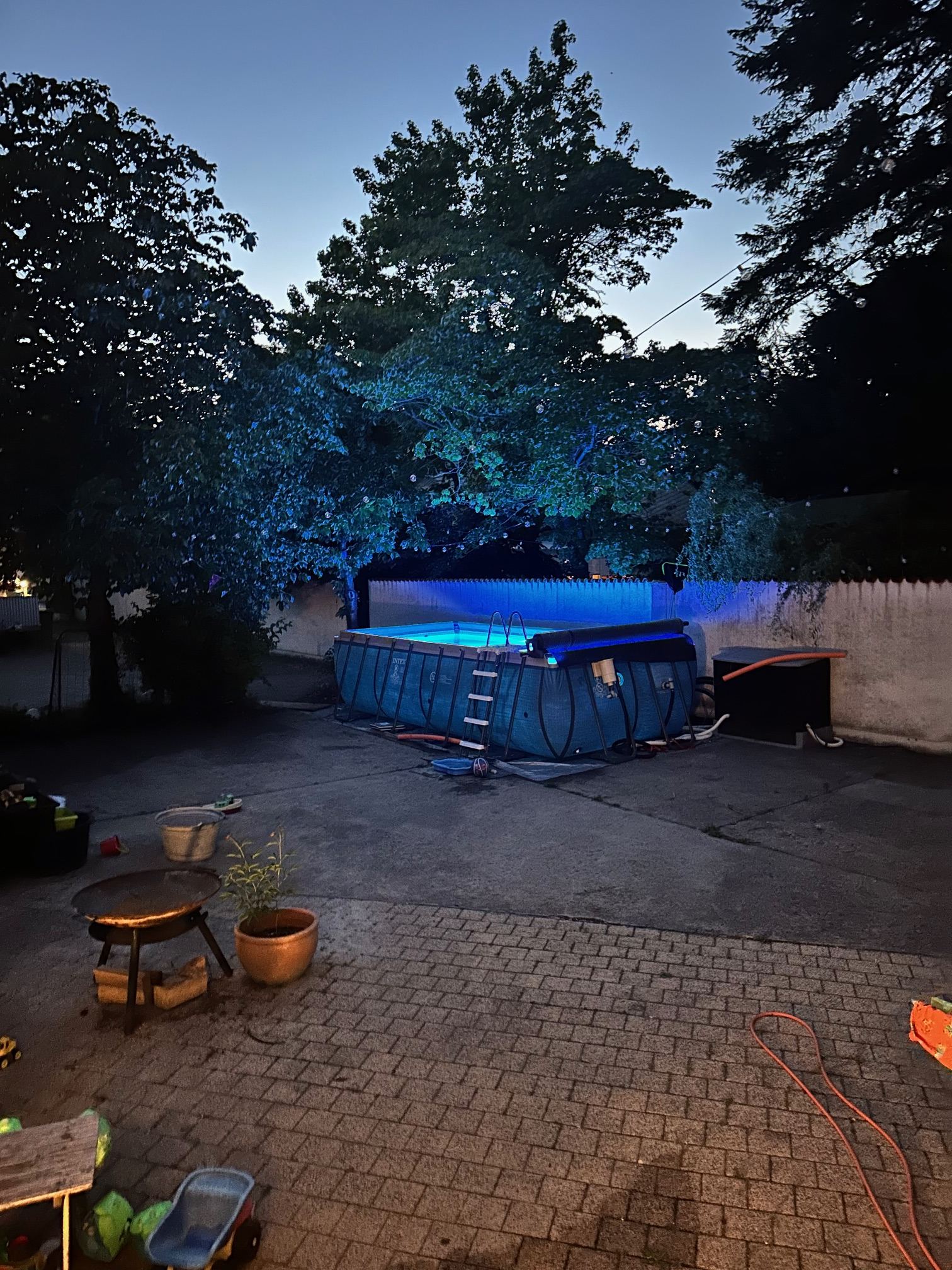 Pool bei Dämmerung im Garten