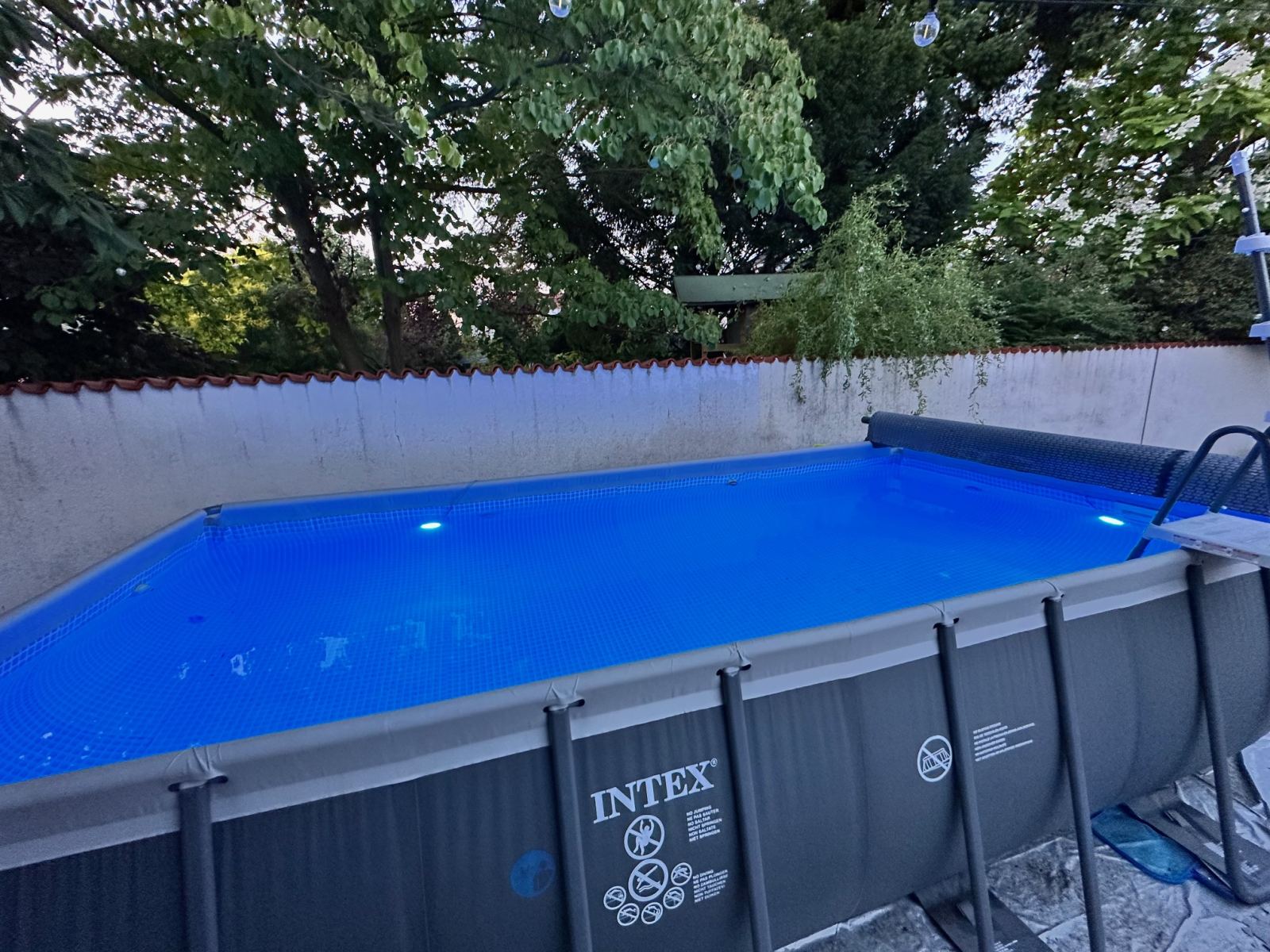 Beleuchteter Pool bei Nacht in Blau